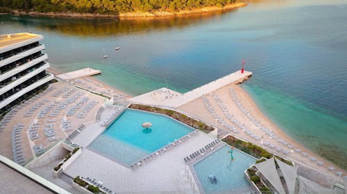 Grand Hotel View - Družinsko poletje na Braču, Otok Brač, Dalmacija, Hrvaška - 1069 EUR - 3x nočitev v dvoposteljni Superior sobi z balkonom (pogled morje) in z 2 dodatnimi ležišči za 2 osebi (2 otroka do 11,99 let brezplačno), Polpenzion