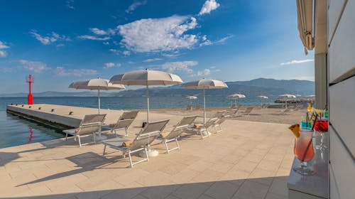 Grand Hotel View - Družinsko poletje na Braču, Otok Brač, Dalmacija, Hrvaška - 1779 EUR - 5x nočitev v dvoposteljni Superior sobi z balkonom (pogled morje) in z 2 dodatnimi ležišči za 2 osebi (2 otroka do 11,99 let brezplačno), Polpenzion