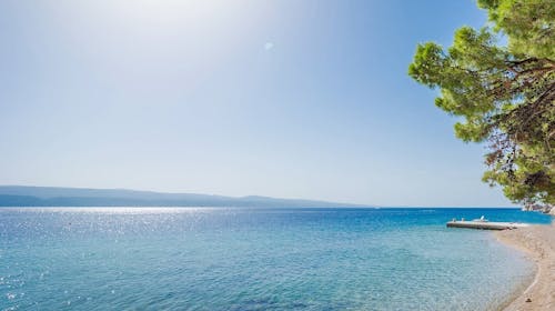 Sagitta Holiday Resort - Družinsko poletje v Omišu - Superior družinski apartma, Omiš, Dalmacija, Hrvaška - 2772 EUR - 7x nočitev v Superior družinskem apartmaju s stranskim pogledom na morje in z balkonom (2+2) za 2 osebi (2 otroka do 13,99 let in 1 otrok do 7,99 let brezplačno), All inclusive