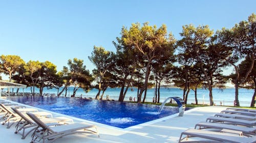 Villas Arausana & Antonina - Poletje ob morju - Posebna akcijska cena, Vodice, Dalmacija, Hrvaška - 1070 EUR - 5x nočitev v dvoposteljni sobi s pomožnim ležiščem in z balkonom (morska stran) za 2 osebi (1 otrok do 11,99 let in 2. otrok do 2,99 let brezplačno), Polpenzion