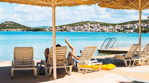Hotel Borovnik - Družinsko poletje v Dalmaciji - Standard soba, Tisno, otok Murter, Dalmacija, Hrvaška - 684 EUR - 3x nočitev v dvoposteljni Standard sobi za 2 osebi (1 otrok do 6,99 let in 1 otrok do 1,99 let brezplačno), Polpenzion