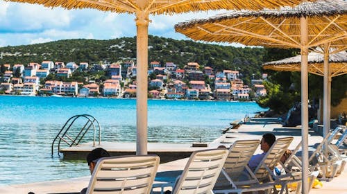 Hotel Borovnik - Družinsko poletje v Dalmaciji - Standard soba, Tisno, otok Murter, Dalmacija, Hrvaška - 896 EUR - 4x nočitev v dvoposteljni Standard sobi za 2 osebi (1 otrok do 11,99 let in 1 otrok do 1,99 let brezplačno), Polpenzion
