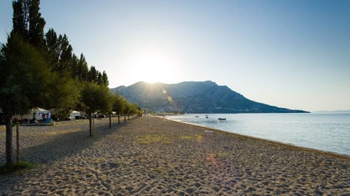Kamp Almissa - Ultra last minute poletje v Dalmaciji - Mobilna hiška Adria Superior - Posebna akcijska ponudba, Omiš, Dalmacija, Hrvaška - 568 EUR - 3x nočitev v mobilni hiški Adria Superior 4+1 (cona C2, zadnja vrsta) za do 5 oseb (4 odrasle osebe in 1 otrok do 11,99 let), Enkratna uporaba posteljnine in brisač
