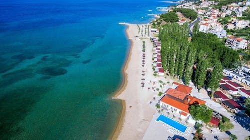 Kamp Almissa - Poletje v Dalmaciji - Mobilna hiška Adria Superior - Posebna akcijska ponudba, Omiš, Dalmacija, Hrvaška - 1325 EUR - 5x nočitev v mobilni hiški Adria Superior 4+1 (cona C2, zadnja vrsta) za do 5 oseb (4 odrasle osebe in 1 otrok do 11,99 let), Enkratna uporaba posteljnine in brisač