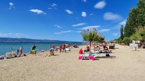 Kamp Almissa - Poletje v Dalmaciji - Mobilna hiška Adria Superior - Posebna akcijska ponudba, Omiš, Dalmacija, Hrvaška - 1855 EUR - 7x nočitev v mobilni hiški Adria Superior 4+1 (cona C2, zadnja vrsta) za do 5 oseb (4 odrasle osebe in 1 otrok do 11,99 let), Enkratna uporaba posteljnine in brisač