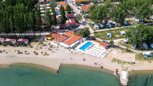 Kamp Almissa - Poletje v Dalmaciji - Mobilna hiška Adria Superior, Omiš, Dalmacija, Hrvaška - 2182 EUR - 7x nočitev v mobilni hiški Adria Superior 4+1 (cona C2, zadnja vrsta) za do 5 oseb (4 odrasle osebe in 1 otrok do 11,99 let), Enkratna uporaba posteljnine in brisač