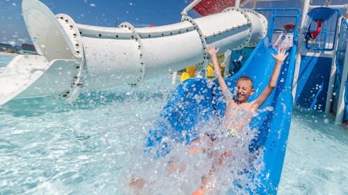 Camping Park Umag - Družinsko poletje v Istri, Umag, Istra, Hrvaška - 1038 EUR - 5x nočitev v Classic mobilni hiški za do 6 oseb (4 odrasle osebe in 2 otroka do 11. leta), Uporaba bazena Central Area z gusarsko ladjo in novega Canova pool