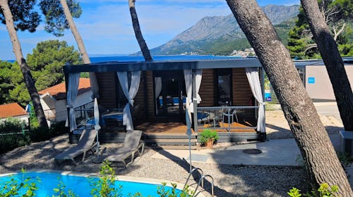 Park Villas by Morenia - Najem Deluxe kamping vile z zasebnim bazenom, Podaca, Makarska riviera, Dalmacija, Hrvaška - 2700 EUR - 5x nočitev v kamping vili z zasebnim ogrevanim bazenom za do 6 oseb (max. 4 odrasle osebe in 2 otroka do 11,99 let), Uporaba hotelskih zunanjih ogrevanih bazenov