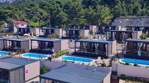Park Villas by Morenia - Najem Deluxe kamping vile z zasebnim bazenom, Podaca, Makarska riviera, Dalmacija, Hrvaška - 866 EUR - 2x nočitev v kamping vili z zasebnim ogrevanim bazenom za do 6 oseb (max. 4 odrasle osebe in 2 otroka do 11,99 let), Uporaba hotelskih zunanjih ogrevanih bazenov