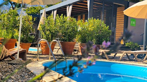 Park Villas by Morenia - All inclusive oddih v Deluxe kamping vili z zasebnim bazenom, Podaca, Makarska riviera, Dalmacija, Hrvaška - 956 EUR - 2x nočitev v kamping vili z zasebnim ogrevanim bazenom za do 4 osebe, All inclusive