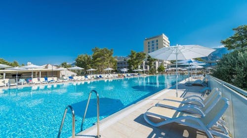 Bluesun Holiday Village Alan - Last minute poletje s polnim penzionom, Starigrad Paklenica, Dalmacija, Hrvaška - 456 EUR - 2x nočitev v dvoposteljni Standard sobi z balkonom za 2 osebi, Polni penzion