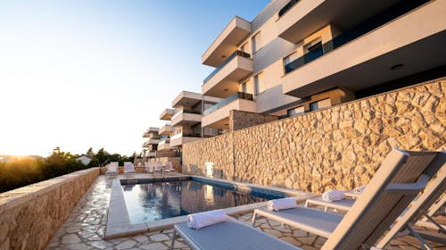 Meridian Pool Residences - Konec poletja na Pagu, Novalja, Pag, Dalmacija, Hrvaška - 1380 EUR - 7x nočitev v dvosobnem apartmaju (4+2) za 6 oseb, Uporaba zunanjega bazena