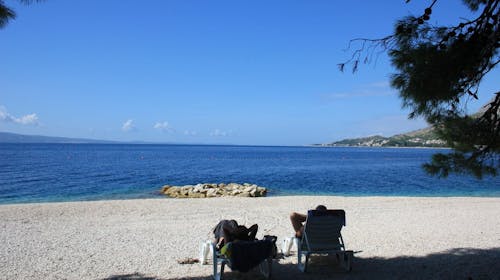 Hotel Brzet - Poletni družinski oddih v srcu Dalmacije, Omiš, Dalmacija, Hrvaška - 1059 EUR - 5x nočitev v dvoposteljni sobi z balkonom in s pogledom na morje za 2 osebi (1 otrok do 12 let in 1 otrok do 1,99 let brezplačno), Polpenzion (zajtrk in večerja)