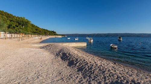 Hotel Brzet - Poletni družinski oddih v srcu Dalmacije, Omiš, Dalmacija, Hrvaška - 1482 EUR - 7x nočitev v dvoposteljni sobi z balkonom in s pogledom na morje za 2 osebi (1 otrok do 12 let in 1 otrok do 1,99 let brezplačno), Polpenzion (zajtrk in večerja)
