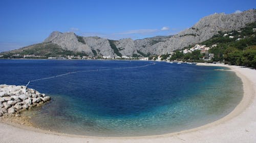 Hotel Brzet - Ultra last minute poletni družinski oddih v srcu Dalmacije, Omiš, Dalmacija, Hrvaška - 794 EUR - 5x nočitev v dvoposteljni sobi z balkonom in s pogledom na morje za 2 osebi (1 otrok do 12 let in 1 otrok do 5,99 let brezplačno), Polpenzion (zajtrk in večerja)
