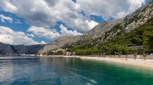 Hotel Brzet - Ultra last minute poletni družinski oddih v srcu Dalmacije, Omiš, Dalmacija, Hrvaška - 476 EUR - 3x nočitev v dvoposteljni sobi z balkonom in s pogledom na morje za 2 osebi (1 otrok do 12 let in 1 otrok do 5,99 let brezplačno), Polpenzion (zajtrk in večerja)