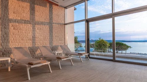 Hotel Miramare - Luksuzno družinsko poletje - Posebna akcija, Crikvenica, Hrvaška - 1495 EUR - 5x nočitev v dvoposteljni Superior sobi za 2 osebi (1 otrok do 11,99 let in 1 otrok do 3,99 let brezplačno), Polpenzion
