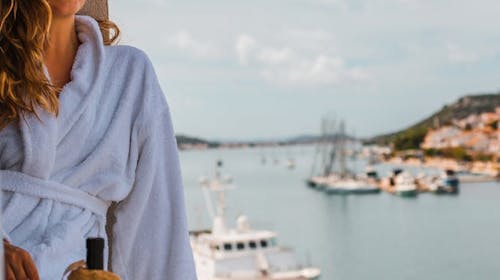 Hotel Borovnik - Poletne počitnice v dvoje v Dalmaciji - Economy soba, Tisno, otok Murter, Dalmacija, Hrvaška - 1225 EUR - 7x nočitev v dvoposteljni Economy sobi za 2 osebi, Polpenzion