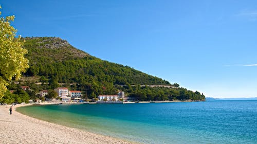 Hotel Bella Vista - Poletje v Drveniku, Drvenik, Makarska riviera, Dalmacija, Hrvaška - 654 EUR - 3x nočitev v dvoposteljni sobi pogled park za 2 osebi (1. otrok do 11,99 let in 2. otrok do 2,99 let brezplačno), Polpenzion (samopostrežni zajtrk in večerja)