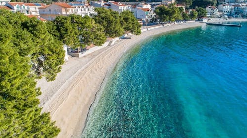 Hotel Bella Vista - Poletje v Drveniku, Drvenik, Makarska riviera, Dalmacija, Hrvaška - 832 EUR - 4x nočitev v dvoposteljni sobi pogled park za 2 osebi (1. otrok do 11,99 let in 2. otrok do 2,99 let brezplačno), Polpenzion (samopostrežni zajtrk in večerja)
