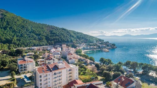 Hotel Bella Vista - Poletje v Drveniku, Drvenik, Makarska riviera, Dalmacija, Hrvaška - 1386 EUR - 7x nočitev v dvoposteljni sobi pogled park za 2 osebi (1. otrok do 11,99 let in 2. otrok do 2,99 let brezplačno), Polpenzion (samopostrežni zajtrk in večerja)