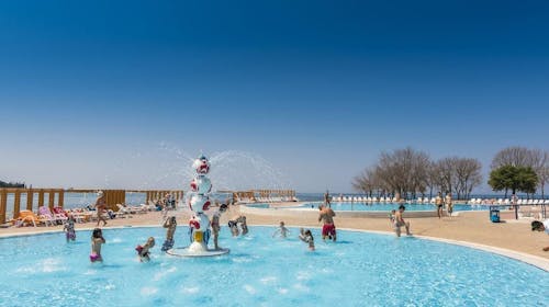 Apartmaji Polynesia Plava Laguna - Poletje v Istri s polpenzionom , Umag, Istra, Hrvaška - 824 EUR - 5x nočitev v Studio Economy apartmaju 2+1 park stran za 2 osebi (otrok do 4,99 let brezplačno), Polpenzion (zajtrk in večerja)
