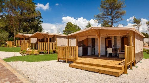 Santa Marina Boutique Camping - Premium glamping, Poreč, Istra, Hrvaška - 99 EUR - 2x nočitev v premium glamping šotoru z 2 spalnicama za do 5 oseb (4 odrasle osebe in 1 otrok do 11,99 let), Posteljnina in brisače