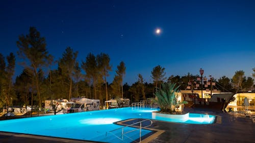 Santa Marina Boutique Camping - Premium glamping, Poreč, Istra, Hrvaška - 310 EUR - 5x nočitev v premium glamping šotoru z 2 spalnicama za do 5 oseb (4 odrasle osebe in 1 otrok do 11,99 let), Posteljnina in brisače