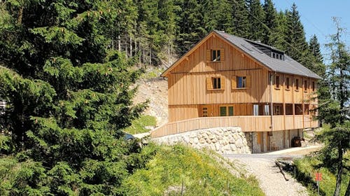 Mozirska koča na Golteh - Poletni oddih v naravi med tednom, Mozirje , Slovenija - 99 EUR - 1x nočitev v apartmaju z zasebno kopalnico za 2 osebi, Polpenzion