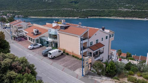 Hotel Adria - Poletni oddih v Neumu, Neum, Bosna in Hercegovina - 639 EUR - 5x nočitev v triposteljni sobi za 3 osebe (otrok do 7. leta brezplačno), Zajtrk