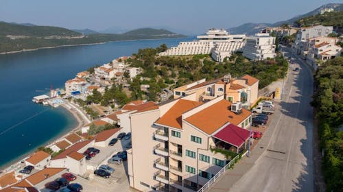 Hotel Adria - Poletni oddih v Neumu, Neum, Bosna in Hercegovina - 767 EUR - 5x nočitev v triposteljni sobi za 3 osebe (otrok do 7. leta brezplačno), Polpenzion