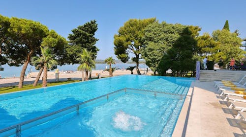 Ilirija Resort - Hotel Ilirija - VIP premium zabavno poletje s polnim penzionom v Biogradu , Biograd na Moru, Dalmacija, Hrvaška - 1899 EUR - 7x nočitev v dvoposteljni Premium Club sobi za 2 osebi (1 otrok do 12. leta in 1 otrok do 7. leta brezplačno), Polni penzion