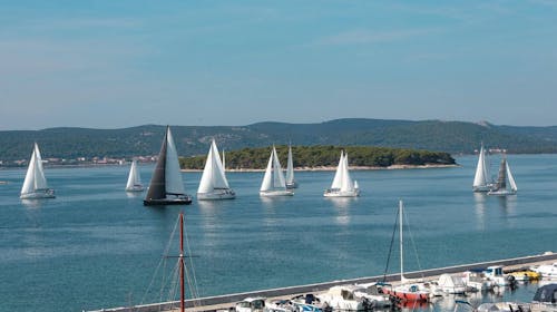 Jedriličarski aranžmaji - Zasebna jadralska avantura s profesionalnim skipperjem, Biograd na Moru, Hrvaška - 2119 EUR - 4-dnevni najem celotnega plovila za 2 osebi, Profesionalni skipper