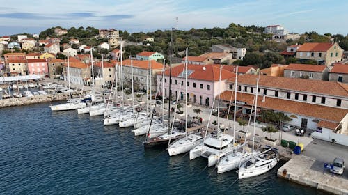 Jedriličarski aranžmaji - Zasebna jadralska avantura s profesionalnim skipperjem, Biograd na Moru, Hrvaška - 3203 EUR - 7-dnevni najem celotnega plovila za 2 osebi, Profesionalni skipper