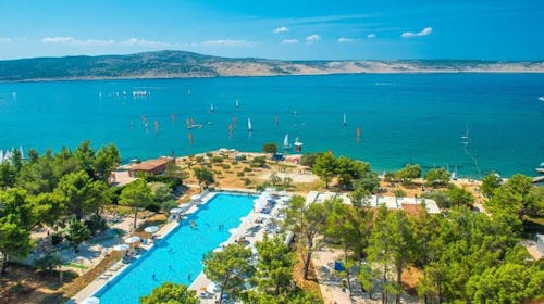 Bluesun Holiday Village Alan - Družinsko poletje s polnim penzionom v severni Dalmaciji, Starigrad Paklenica, Dalmacija, Hrvaška - 720 EUR - 2x nočitev v družinski sobi z balkonom za 2 osebi (2 otroka do 13,99 let brezplačno), Polni penzion