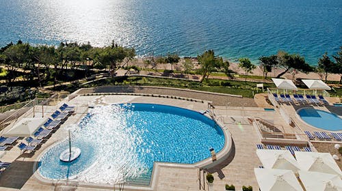 Valamar Sanfior Hotel - Poletna sprostitev za pare ob morju v očarljivem Rabcu, Rabac, Istra, Hrvaška - 553 EUR - 2x nočitev v sobi „Room for 2“ za 2 osebi, Polpenzion z vključeno brezalkoholno negazirano pijačo iz avtomata ob obrokih