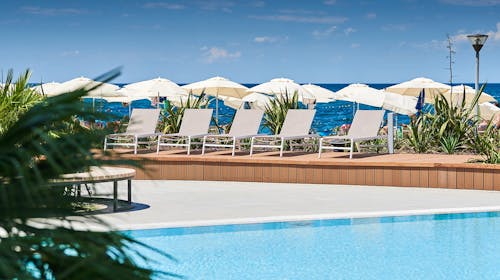 Hotel Sipar Plava Laguna - Družinski poletni oddih ob plaži, Umag, Istra, Hrvaška - 1412 EUR - 5x nočitev v dvoposteljni Superior sobi s pomožnim ležiščem in z balkonom (stran park) za 2 osebi (1 otrok do 11,99 let in 1 otrok do 4,99 let brezplačno), Polpenzion