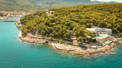 Fontana Resort - Poletje na Hvaru v udobnih apartmajih, Jelsa, otok Hvar, Dalmacija, Hrvaška - 339 EUR - 3x nočitev v Comfort Studio apartmaju za 3 osebe, Uporaba 2 zunanjih bazenov z morsko vodo (eden je otroški)