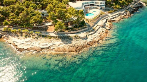 Fontana Resort – Popolne poletne počitnice na Hvaru, Jelsa, otok Hvar, Dalmacija, Hrvaška - 775 EUR - 5x nočitev v Maestral dvoposteljni sobi Classic s klimo, z balkonom ali s teraso (obrnjena proti morju) za 2 osebi, Polpenzion