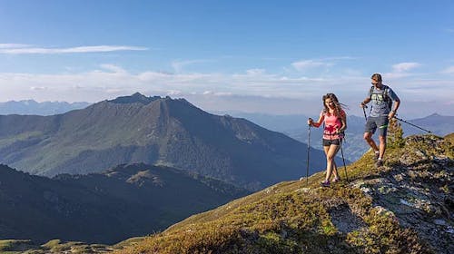 Hotel Zum Pinzger - Avtentičen alpski oddih v Tirolu, Stumm im Zillertal, Avstrija - 636 EUR - 3x nočitev v Superior dvoposteljni sobi z balkonom in dodatnim ležiščem (2+2) za 2 osebi (1 otrok do 11,99 let biva brezplačno), Polpenzion (bogat samopostrežni zajtrk in 4-hodni večerji meni z vegetarijanskimi možnostmi, vključno s solatnim bifejem)