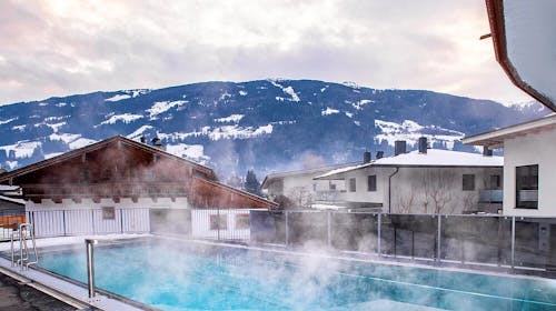 Hotel Zum Pinzger - Avtentičen alpski oddih v Tirolu, Stumm im Zillertal, Avstrija - 386 EUR - 2x nočitev v Superior dvoposteljni sobi z balkonom in dodatnim ležiščem (2+2) za 2 osebi (1 otrok do 11,99 let biva brezplačno), Polpenzion (bogat samopostrežni zajtrk in 4-hodni večerji meni z vegetarijanskimi možnostmi, vključno s solatnim bifejem)