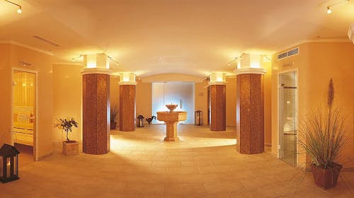 Hotel Zum Pinzger - Avtentičen alpski oddih v Tirolu, Stumm im Zillertal, Avstrija - 575 EUR - 3x nočitev v Superior dvoposteljni sobi z balkonom in dodatnim ležiščem (2+2) za 2 osebi (1 otrok do 11,99 let biva brezplačno), Polpenzion (bogat samopostrežni zajtrk in 4-hodni večerji meni z vegetarijanskimi možnostmi, vključno s solatnim bifejem)