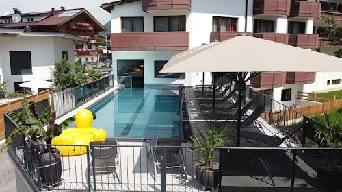 Hotel Zum Pinzger - Avtentičen alpski oddih v Tirolu, Stumm im Zillertal, Avstrija - 392 EUR - 2x nočitev v Standard dvoposteljni sobi z balkonom (2+0) za 2 osebi, Polpenzion (bogat samopostrežni zajtrk in 4-hodni večerji meni z vegetarijanskimi možnostmi, vključno s solatnim bifejem)