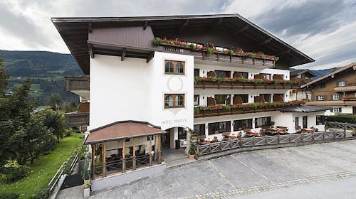 Hotel Zum Pinzger - Avtentičen alpski oddih v Tirolu, Stumm im Zillertal, Avstrija - 340 EUR - 2x nočitev v Standard dvoposteljni sobi z balkonom (2+0) za 2 osebi, Polpenzion (bogat samopostrežni zajtrk in 4-hodni večerji meni z vegetarijanskimi možnostmi, vključno s solatnim bifejem)