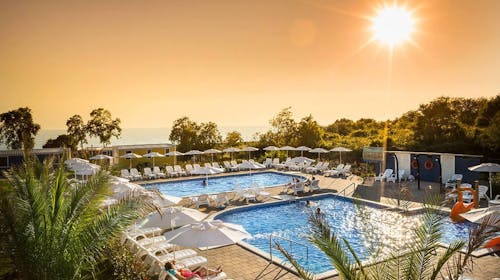 Aminess Planet Camping Maravea Resort - Last minute poletje po akcijski ceni , Novigrad, Istra, Hrvaška - 480 EUR - 2x nočitev v Maravea Premium Holiday Home za do 6 oseb (4 odrasle osebe in 2 otroka do 11,99 let ali 5 odraslih oseb), Stroški plina, vode, elektrike