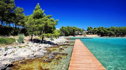 Crvena Luka Resort - Družinsko poletje v Dalmaciji , Biograd na Moru, Dalmacija, Hrvaška - 1999 EUR - 7x nočitev v dvoposteljni Superior sobi za 2 osebi (1 otrok do 13,99 in 1 otrok do 5,99 let brezplačno), Polpenzion