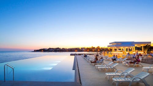 Aminess Vival Maestral Hotel - Ultra last minute poletje v Novigradu , Novigrad, Istra, Hrvaška - 648 EUR - 3x nočitev v dvoposteljni Superior sobi z balkonom za 2 osebi (1 otrok do 9,99 let brezplačno), Polpenzion