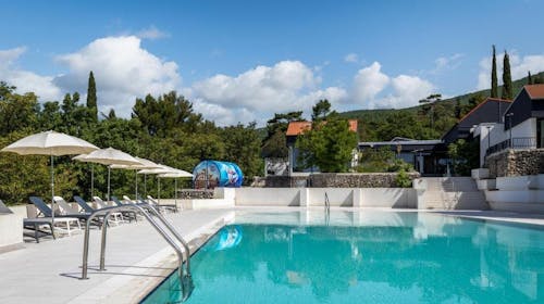 Holiday Resort Ad Turres - Last minute poletje v Crikvenici - Posebna akcija, Crikvenica, Hrvaška - 499 EUR - 3x nočitev v Standard dvoposteljni sobi z balkonom (morska stran) za 2 osebi (1 otrok do 11,99 let brezplačno), Polpenzion