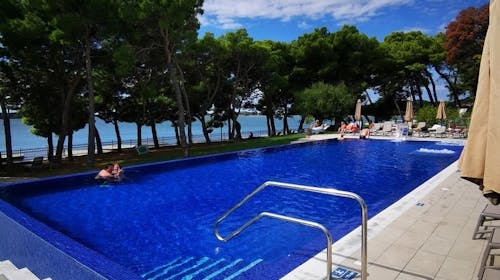 Villa Arausa - Družinsko all inclusive light poletje - Posebna akcijska cena, Vodice, Dalmacija, Hrvaška - 1542 EUR - 7x nočitev v dvoposteljni Standard sobi z balkonom stran morje za 2 osebi (1 otrok do 11,99 let in 2. otrok do 2,99 let brezplačno), All inclusive light