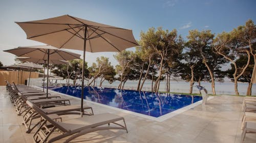 Villa Arausa - Družinsko all inclusive light poletje - Posebna akcijska cena, Vodice, Dalmacija, Hrvaška - 1734 EUR - 7x nočitev v dvoposteljni Standard sobi z balkonom stran morje za 2 osebi (1 otrok do 11,99 let in 2. otrok do 2,99 let brezplačno), All inclusive light